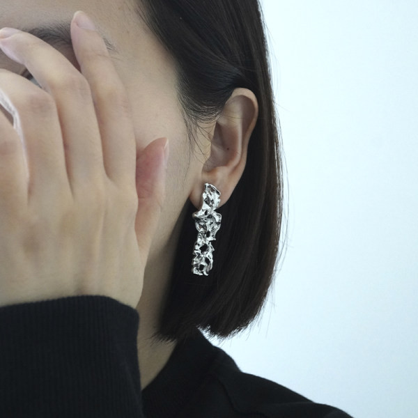 Naujas nestandartinės formos moteriškų auskarų modelis sidabro spalvos