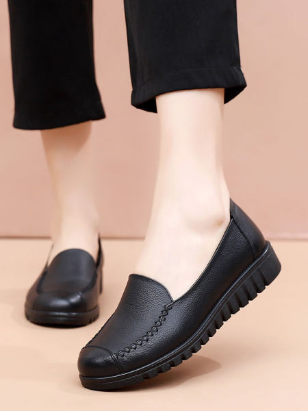 Κλασικό μοντέλο γυναικεία μοκασίνια από οικολογικό δέρμα με επίπεδη σόλα