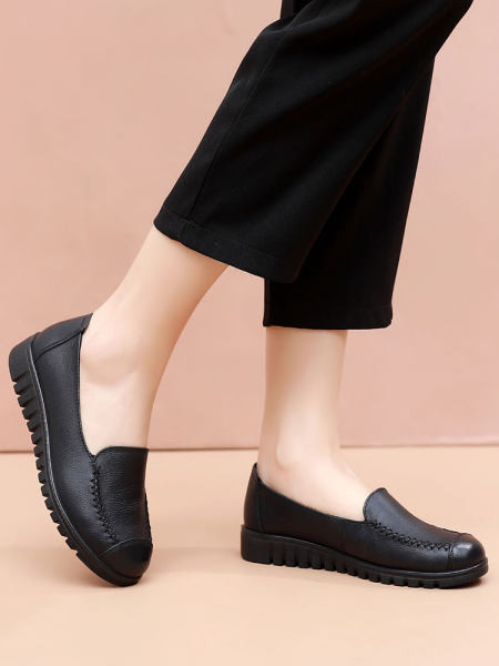 Κλασικό μοντέλο γυναικεία μοκασίνια από οικολογικό δέρμα με επίπεδη σόλα