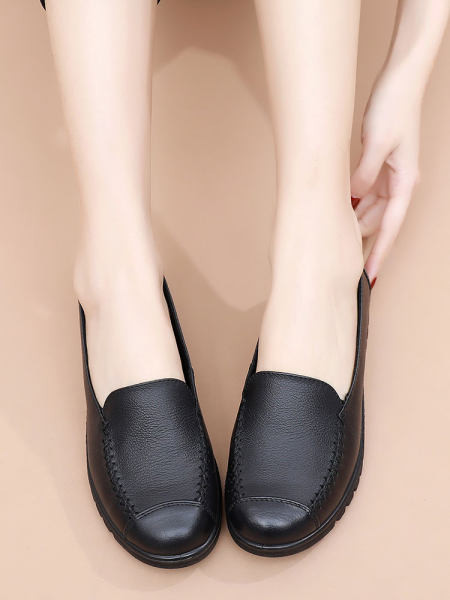 Κλασικό μοντέλο γυναικεία μοκασίνια από οικολογικό δέρμα με επίπεδη σόλα