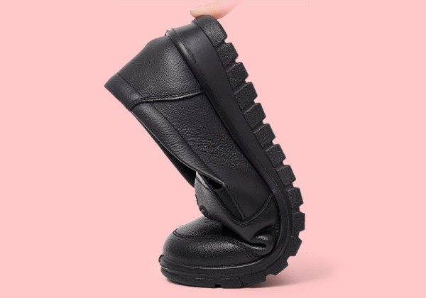 Sieviešu melns - izšūtas kurpes