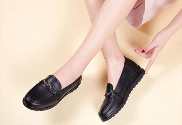 Oficiālā modeļa sieviešu mokasīni no eko ādas ar akmeņiem