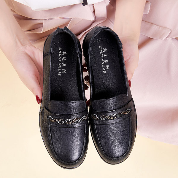 Oficiālā modeļa sieviešu mokasīni no eko ādas ar akmeņiem