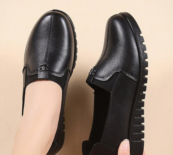 Sieviešu mokasīni no eko ādas ar 3D elementu