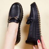 Ženske kožne mokasine s metalnim elementom ali uzorkom