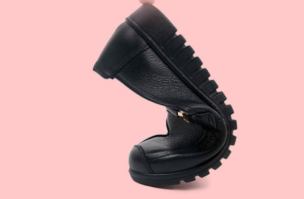 Ženske kožne mokasine s metalnim elementom ali uzorkom