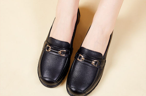 Ženske kožne mokasine s metalnim elementom ali uzorkom