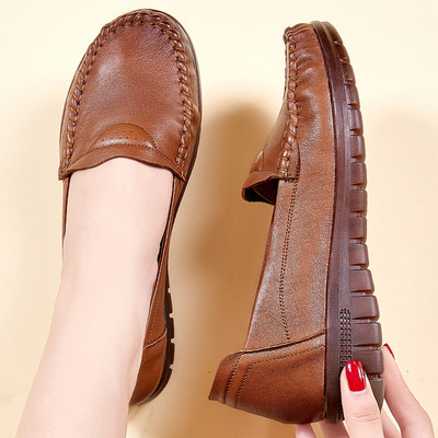 Sieviešu ādas mokasīnu tīrs modelis