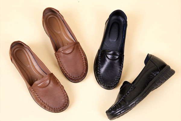 Sieviešu ādas mokasīnu tīrs modelis