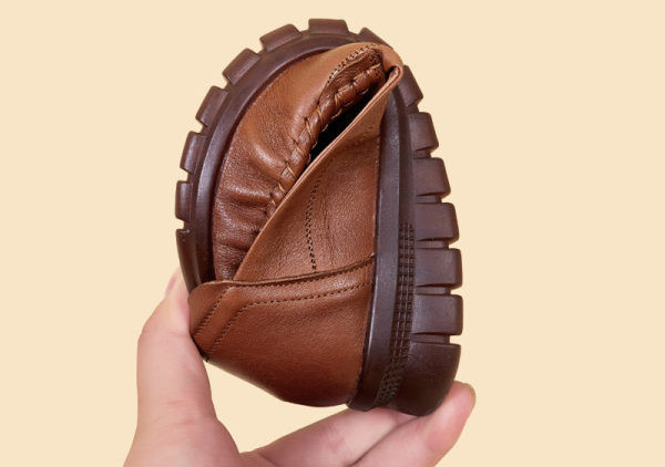 Sieviešu ādas mokasīnu tīrs modelis