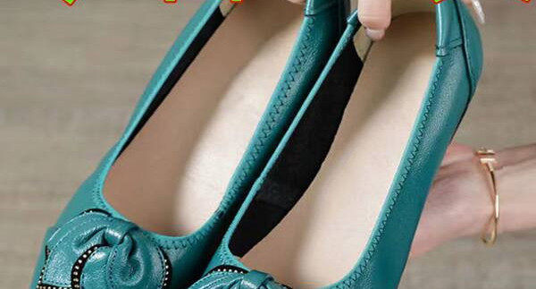 Mūsdienīgi mokasīni ar dekoratīviem akmeņiem un plakanu zoli