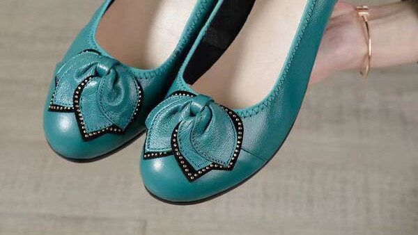 Mūsdienīgi mokasīni ar dekoratīviem akmeņiem un plakanu zoli