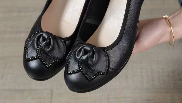 Mūsdienīgi mokasīni ar dekoratīviem akmeņiem un plakanu zoli