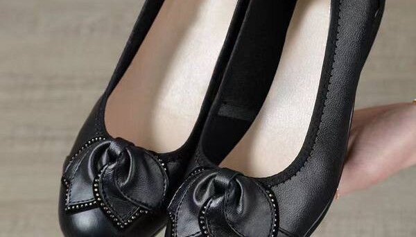 Mūsdienīgi mokasīni ar dekoratīviem akmeņiem un plakanu zoli