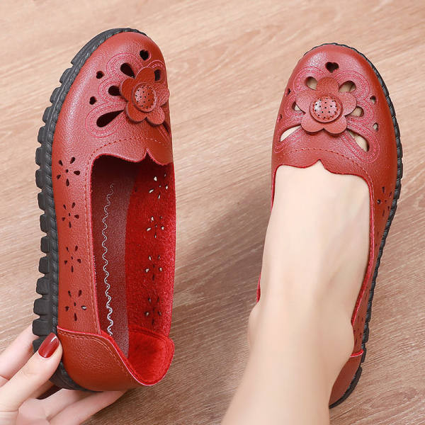 Γυναικεία μοκασίνια από οικολογικό δέρμα με διακοσμητικό λουλούδι