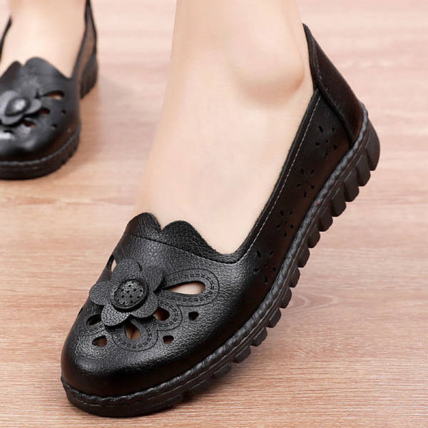 Γυναικεία μοκασίνια από οικολογικό δέρμα με διακοσμητικό λουλούδι