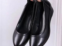 Sieviešu ikdienas mokasīnu tīrs raksts