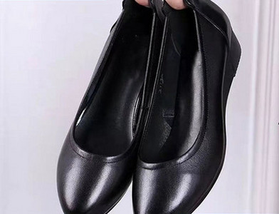 Sieviešu ikdienas mokasīnu tīrs raksts