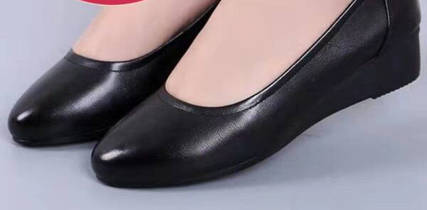 Sieviešu ikdienas mokasīnu tīrs raksts