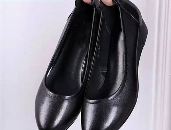 Sieviešu ikdienas mokasīnu tīrs raksts