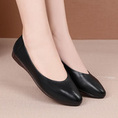 Tīrs sieviešu mokasīnu modelis ar plakanu zoli