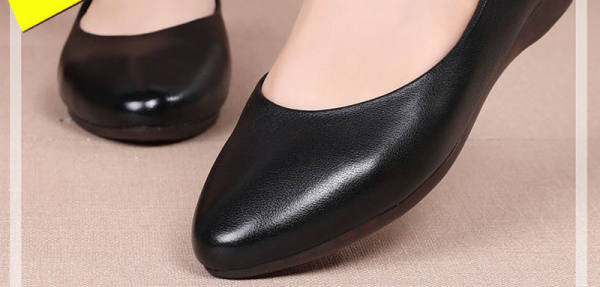 Tīrs sieviešu mokasīnu modelis ar plakanu zoli