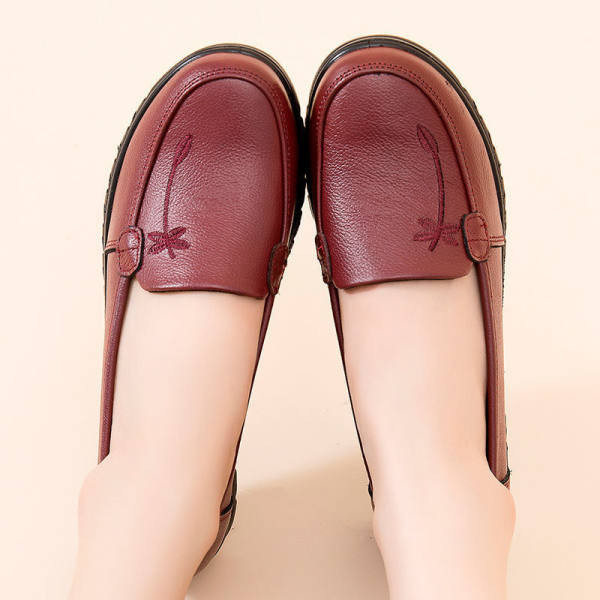 Sieviešu ādas mokasīni ar izšuvumiem