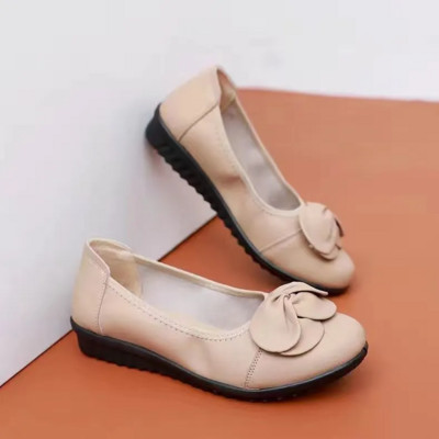 Γυναικεία μοκασίνια από οικολογικό δέρμα με επίπεδη σόλα και λουλούδι