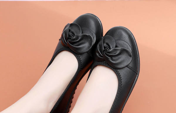 Γυναικεία μοκασίνια από οικολογικό δέρμα με επίπεδη σόλα και λουλούδι