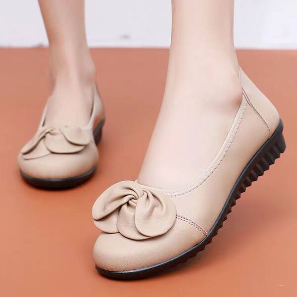 Γυναικεία μοκασίνια από οικολογικό δέρμα με επίπεδη σόλα και λουλούδι