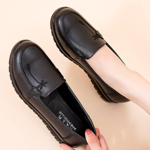 Sieviešu mokasīni ar izšuvumiem