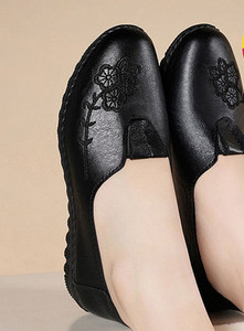 Ženske kožne mokasine s vezom