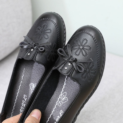 Női mokaszinok öko bőrből - hímzéssel