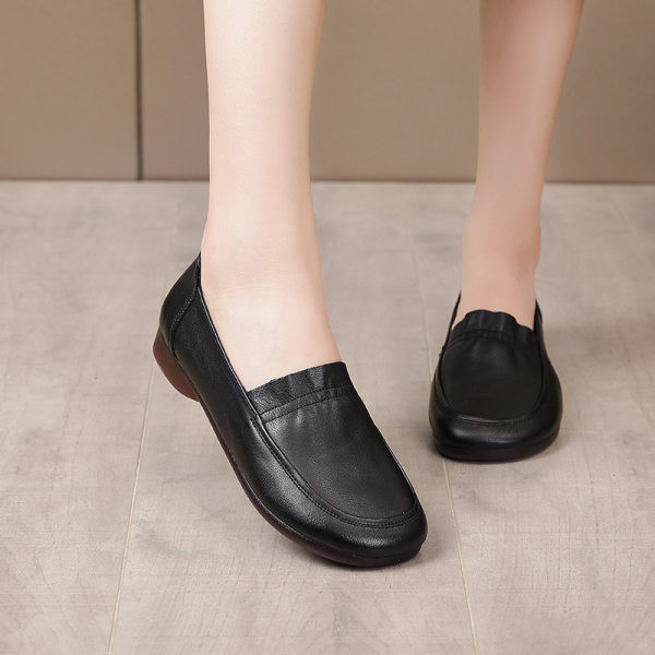 Sieviešu mokasīnu tīrs modelis