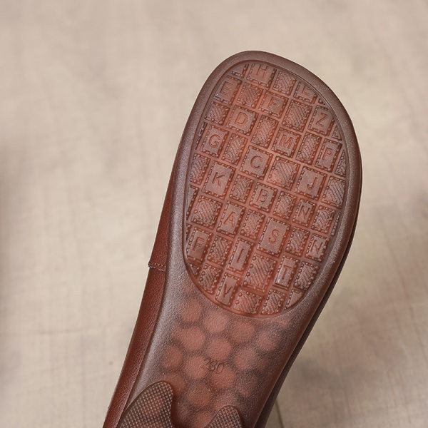 Sieviešu mokasīnu tīrs modelis