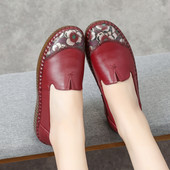 Hímzéssel ellátott női mokaszinok, két színben