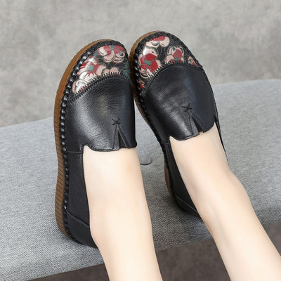 Hímzéssel ellátott női mokaszinok, két színben