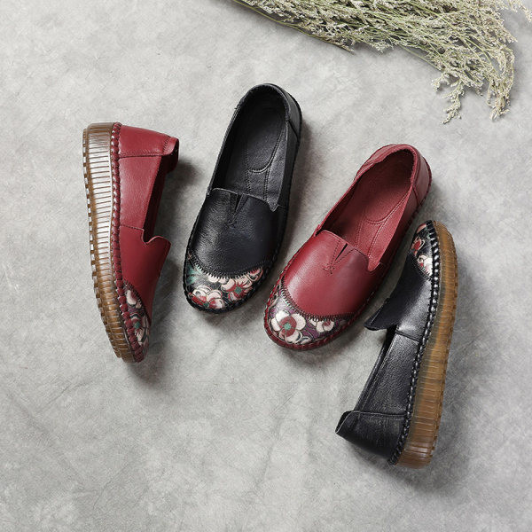 Hímzéssel ellátott női mokaszinok, két színben