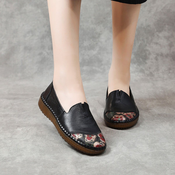 Hímzéssel ellátott női mokaszinok, két színben