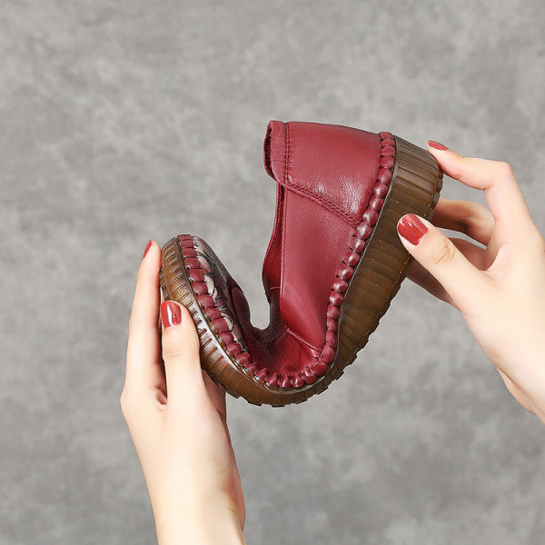 Hímzéssel ellátott női mokaszinok, két színben