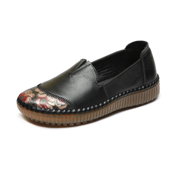 Hímzéssel ellátott női mokaszinok, két színben