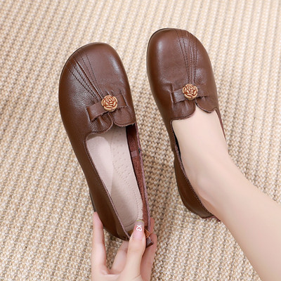 Ādas mokasīnu noapaļots modelis ar rožu rotājumu sievietēm