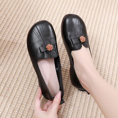 Ādas mokasīnu noapaļots modelis ar rožu rotājumu sievietēm