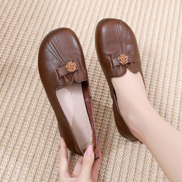 Ādas mokasīnu noapaļots modelis ar rožu rotājumu sievietēm