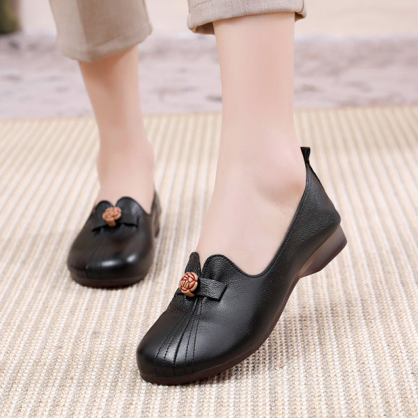 Ādas mokasīnu noapaļots modelis ar rožu rotājumu sievietēm