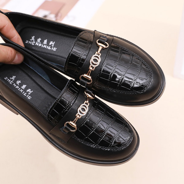 Γυναικεία μοκασίνια από οικολογικό δέρμα με animal print και μεταλλικά στοιχεία