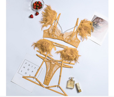 Intīma sieviešu mežģīņu apakšveļa ar spalvām - trīs gab