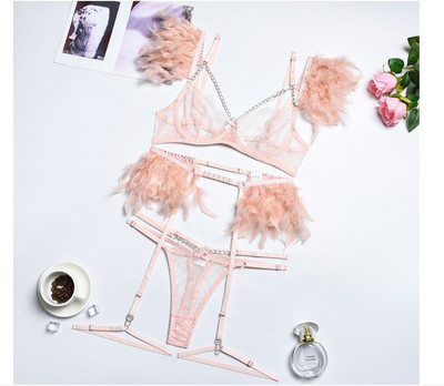 Intīma sieviešu mežģīņu apakšveļa ar spalvām - trīs gab