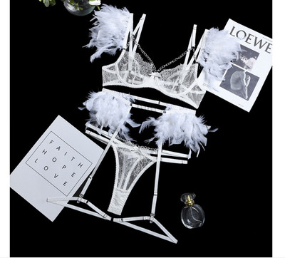 Intīma sieviešu mežģīņu apakšveļa ar spalvām - trīs gab