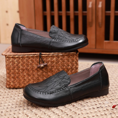 Sieviešu mokasīni ar apaļu rakstu